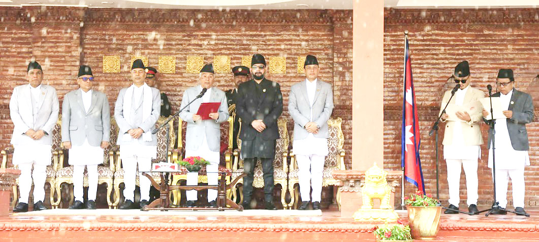 गृहमन्त्री पुनः गुरूङ र नवप्रवर्तन मन्त्रीमा पुन : शपथ पछि पदबहाली