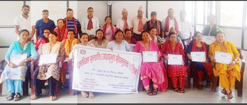 आधारभूत प्लम्बिङ तालिमका सहभागीलाई वडाध्यक्ष थापा रानाद्वारा प्रमाणपत्र वितरण