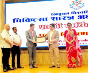 प्रदेश अस्पताल लमजुङका प्रमुख डा. देवकोटा स्वर्ण पदकबाट विभूषित