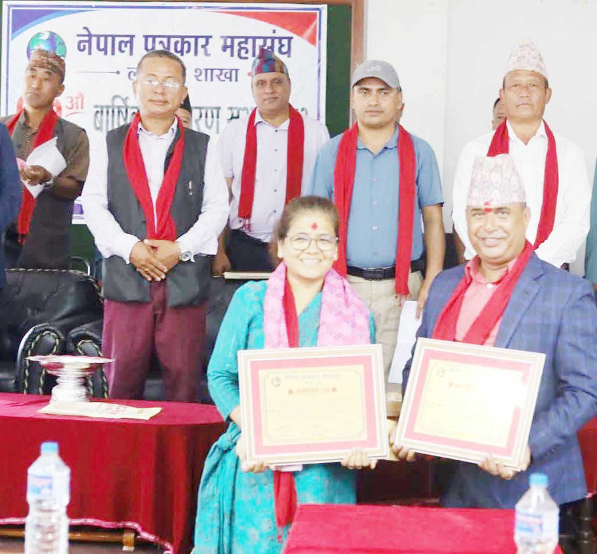 पत्रकारद्वय  गुरुङ र अधिकारी पुरस्कृत