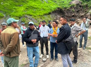 सांसदद्वयद्वारा डुम्रे– बेसीशहर– चामे सडकखण्डको अनुगमन, निरीक्षण
