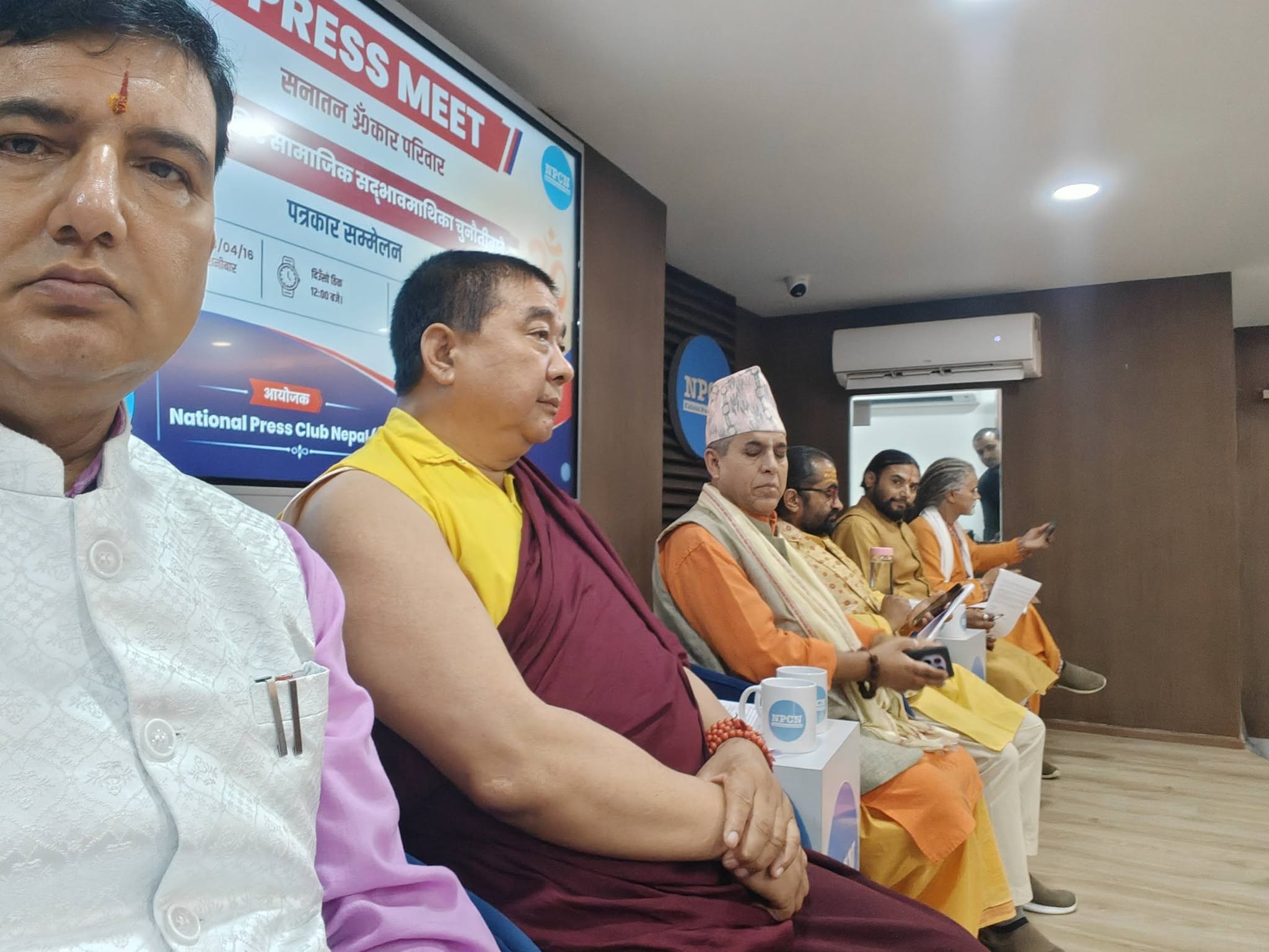 समग्र सनातन ॐ कार धार्मिक समाजको संयोजनमा धार्मिक गुरुहरूद्वारा काठमाडौमा पत्रकार सम्मेलन गर्दै आन्दलोनको घोषणा