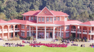 विद्यालय व्यवस्थापन समिति र प्रावि तहको शिक्षक को ठूलो ?