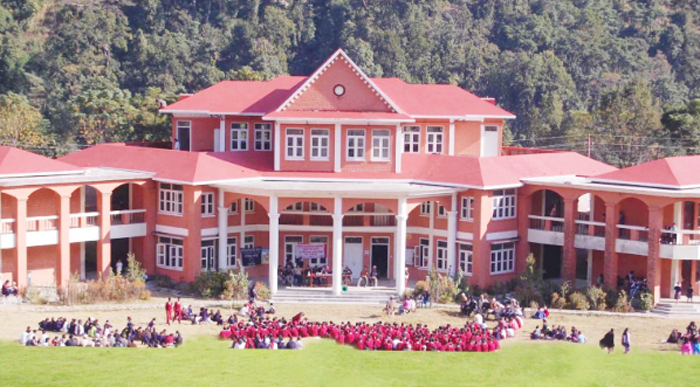 विद्यालय व्यवस्थापन समिति र प्रावि तहको शिक्षक को ठूलो ?