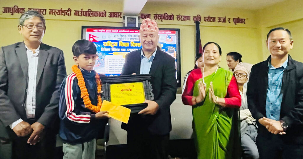 मर्स्याङ्दी गाउँपालिकाद्वारा उत्कृष्ट विद्यार्थी र शिक्षकहरू सम्मानित