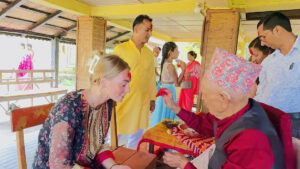पर्यटकको निधारमा टीका र जमरा