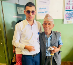 हर्षका आँसु बगाउँदै ८३ वर्षीय बृद्धद्वारा आफ्ना प्राणदाता डा. शिशिर देवकोटाप्रति कृतज्ञता व्यक्त